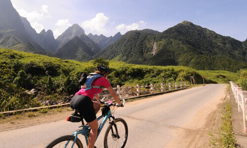 Thử thách đạp xe trên con đường mòn biên giới giữa hai quốc gia Việt Nam -Lào