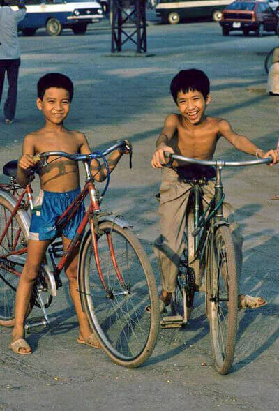 Hai cậu bé tập xe đạp
