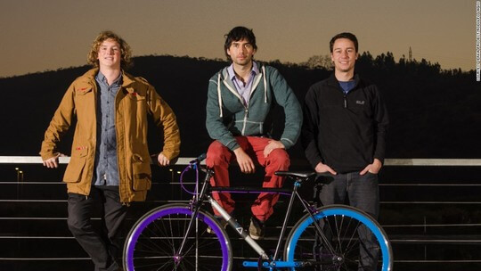 Ba cựu sinh viên Cristóbal Cabello, Andrés Roi Eggers và Juan José Monsalve bên chiếc xe đạp chống trộm. Ảnh: CNN