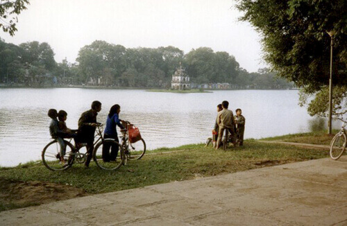 Người dân đạp xe dạo quanh Hồ Gươm