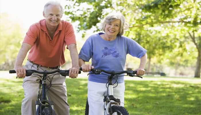 Người già nên đi bộ hay đi xe đạp tốt cho sức khỏe