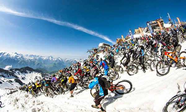 Các tay đua xe đạp xuất phát từ đỉnh núi Pic Blanc