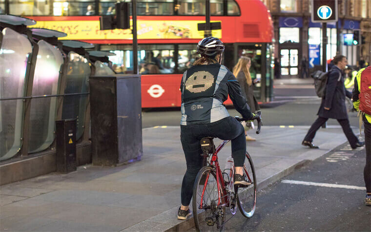 Áo khoác hiển thị biểu tượng cảm xúc để giao tiếp dành người đi xe đạp