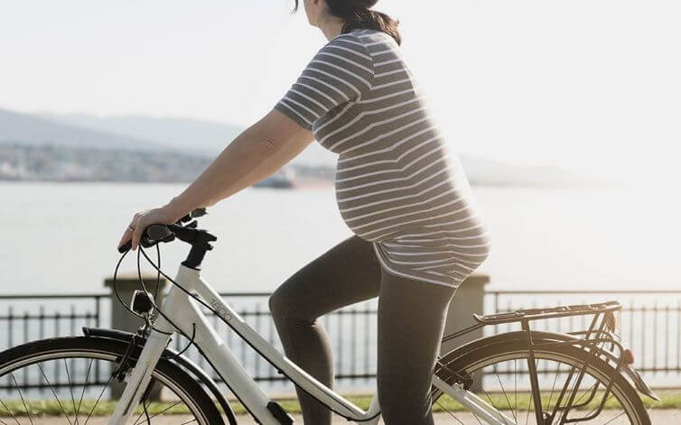 Có nên đi xe đạp khi mang thai