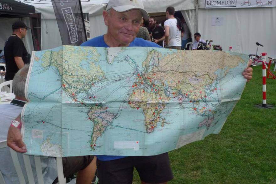 Heinz Stücke và tấm bản đồ ghi lại hành trình vòng quanh thế giới - Ảnh: road.cc