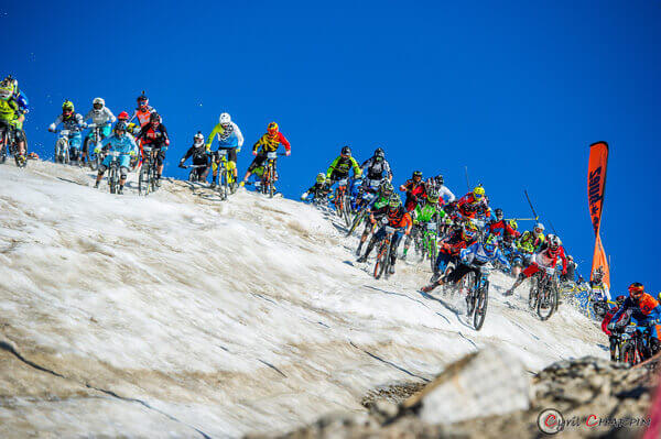 Theo ước tính, có khoảng 2.700 tay đua đăng kí tham dự chặng Alpe D'Huez. Thành tích của người về nhất vào năm 2013 chỉ là 38 phút 28 giây.