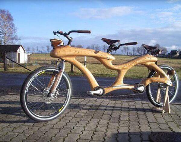 Xe đạp đôi thân gỗ lạ mắt.