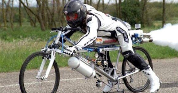 Khi xe đạp được độ thêm động cơ nitro.