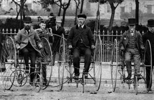 James Starley (người thứ 3 từ phải qua) cùng mẫu xe đạp Salvo trong bức ảnh được chụp vào năm 1877. Ông chính là người phát minh ra cơ cấu dây xích nối 2 bánh răng lắp trên xe đạp với nhau. Ông được mệnh danh là cha đẻ của ngành công nghiệp sản xuất xe đạp.