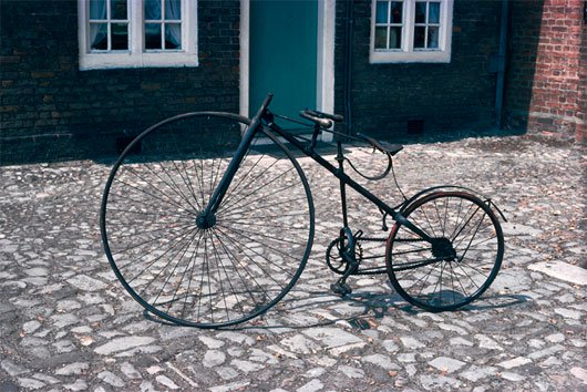 Hình ảnh xe đạp an toàn được chế tạo vào năm 1879 bởi Lawson. Xe đạp an toàn sử dụng dây sên để nối dĩa ở trục bánh sau với bàn đạp của người điều khiển. Đây chính là hệ thống sên-dĩa hoàn thiện đầu tiên trên xe đạp.