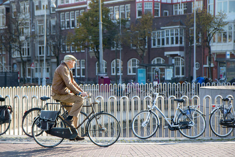 Một người đi xe đạp trên  phố