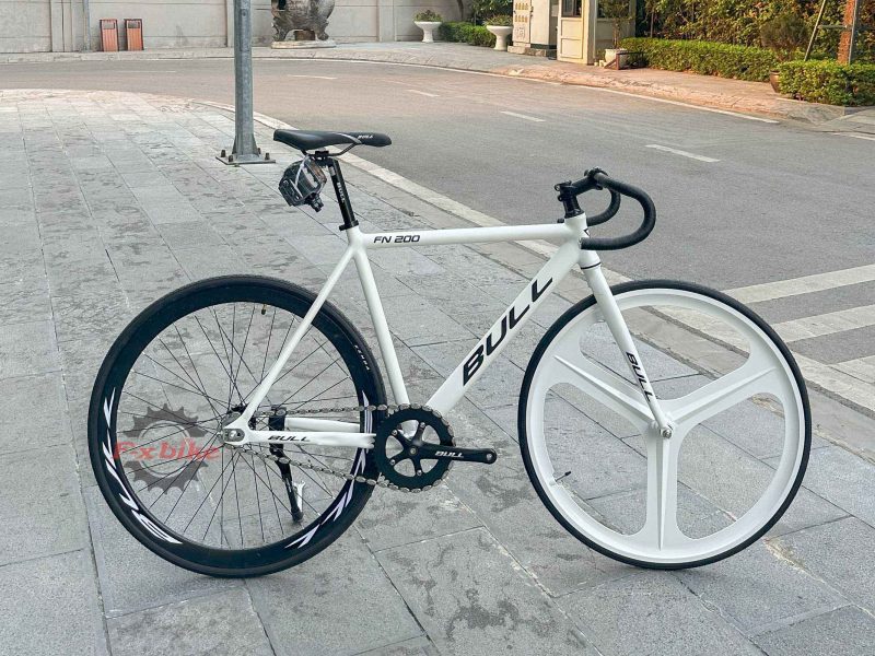 Xe đạp Fixed Gear Bull FN200 khung màu trắng , bản vành 3 đao